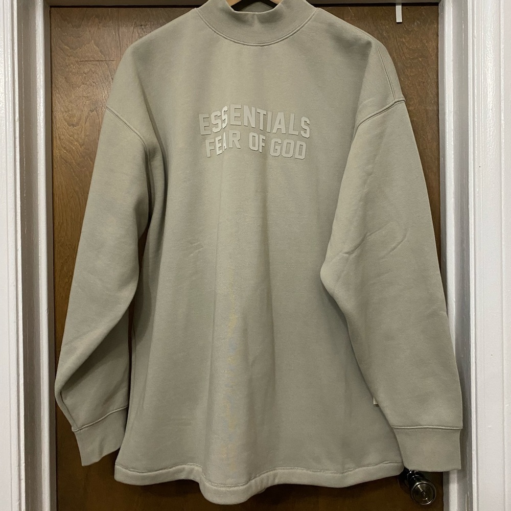 BNWT Essentials Relaxed Crewneck color Seal